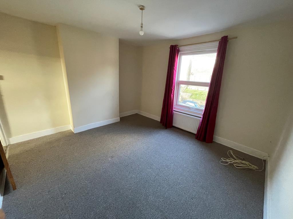 Lot: 47 - THREE-BEDROOM END-TERRACE FOR IMPROVEMENT - Bedroom